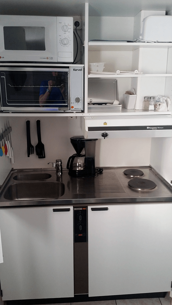 Köksutrustning, kaffekokare, spis och microvågsug